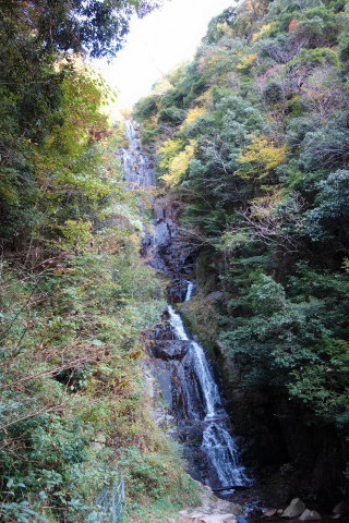 １億年前の崖を流れ落ちる水 紀行歴史遊学