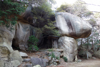 鬼の差し上げ岩